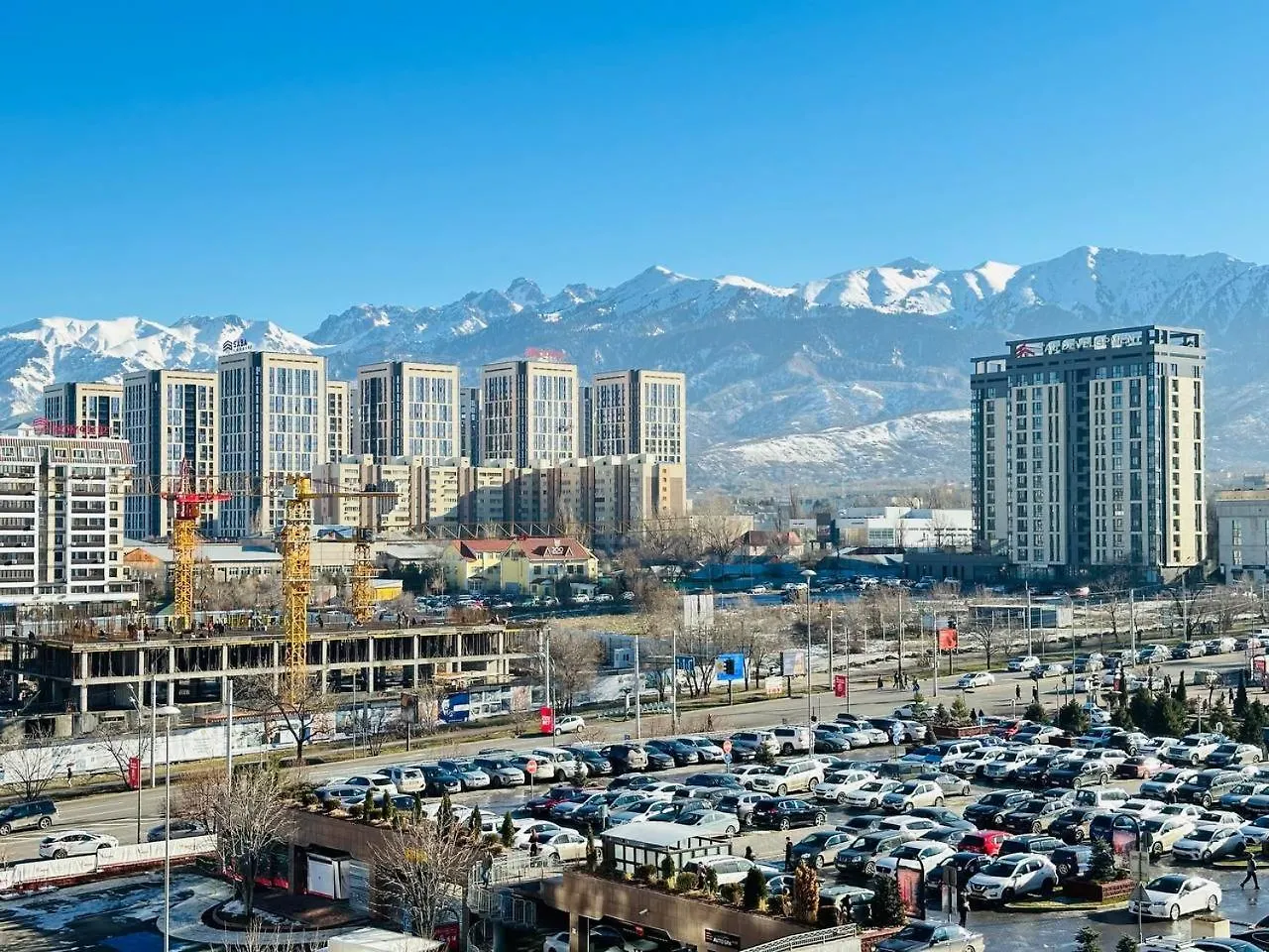 Вавилон С Очень Красивым Видом На Мегу И На Горы Almaty Kazakhstan
